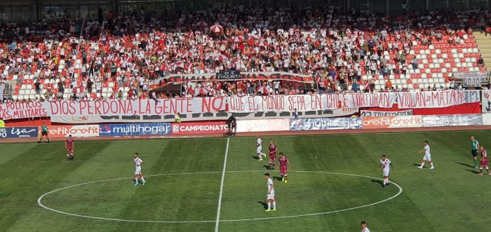 Carabineros multó a hinchas de Curicó por desplegar lienzo en contra de “Piñera, politicos, policias y militares” Carabineros multó a hinchas de Curicó por desplegar lienzo en contra de “Piñera, politicos, policias y militares”