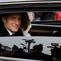 Manifestación obliga a presidente francés Emmanuel Macron a evacuar un teatro parisino