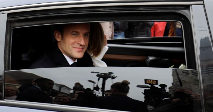 Manifestación obliga a presidente francés Emmanuel Macron a evacuar un teatro parisino Manifestación obliga a presidente francés Emmanuel Macron a evacuar un teatro parisino