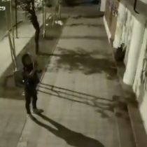 Sospechas sobre Carabineros: Colegio de Profesores difunde video de hombre que colocó propaganda ultraderechista en su sede