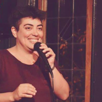 Poesía, teatro, comedia y feminismo: el imperdible stand up comedy de la socióloga Su Opazo