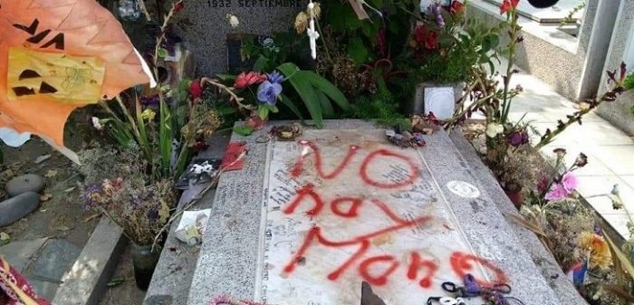 Repudian ofensivo rayado a la tumba de Víctor Jara en el Cementerio General Repudian ofensivo rayado a la tumba de Víctor Jara en el Cementerio General