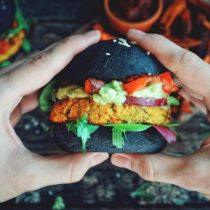 Por qué la comida rápida vegana puede ser peor para tu salud que la que contiene ingredientes de origen animal