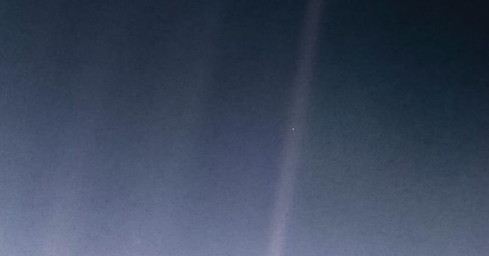 “Un punto azul pálido”: 30 años de la icónica foto de la Tierra que inspiró uno de los textos memorables de Carl Sagan y cambió nuestra perspectiva del planeta “Un punto azul pálido”: 30 años de la icónica foto de la Tierra que inspiró uno de los textos memorables de Carl Sagan y cambió nuestra perspectiva del planeta
