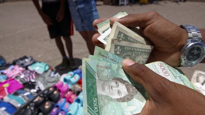 Crisis en Venezuela: cómo el país se convirtió en “multimoneda” (y cómo afecta a la vida diaria de los venezolanos) Crisis en Venezuela: cómo el país se convirtió en