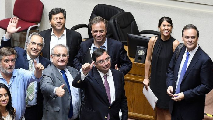 “Papá está en viaje de negocios”: las mentiras torpes en el Senado