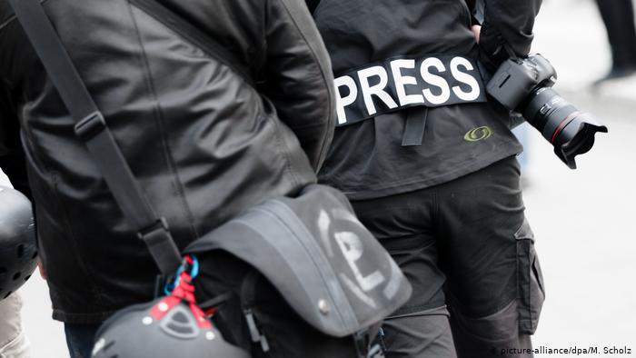 China revoca acreditaciones a tres periodistas del Wall Street Journal China revoca acreditaciones a tres periodistas del Wall Street Journal