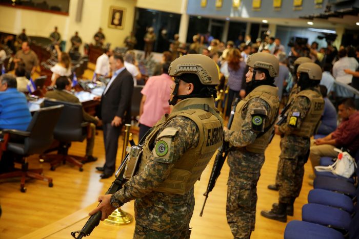 Bukele irrumpe con militares en el Congreso salvadoreño y abre crisis interna Bukele irrumpe con militares en el Congreso salvadoreño y abre crisis interna