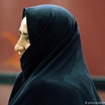 Luchadora iraní contra el velo islámico gana premio de derechos humanos