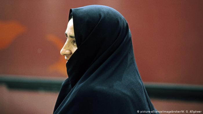 Luchadora iraní contra el velo islámico gana premio de derechos humanos