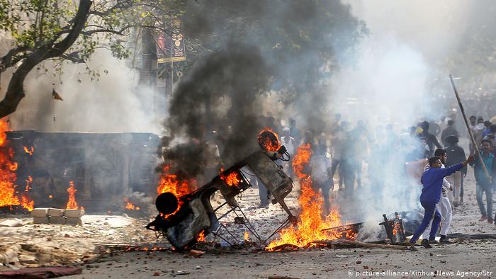Justo antes de la llegada de Trump: cinco muertos y 90 heridos dejan protestas en la India Justo antes de la llegada de Trump: cinco muertos y 90 heridos dejan protestas en la India