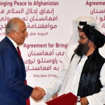 EE. UU. y talibanes firman histórico acuerdo para retirar tropas estadounidenses de Afganistán