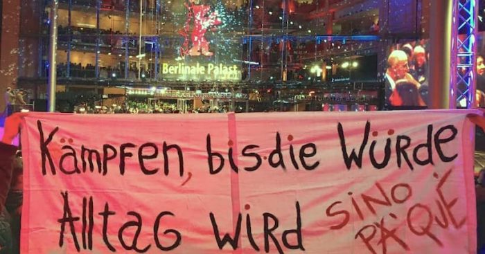Chilenos residentes en Alemania despliegan lienzos en apoyo al movimiento social en la inauguración de la Berlinale Chilenos residentes en Alemania despliegan lienzos en apoyo al movimiento social en la inauguración de la Berlinale