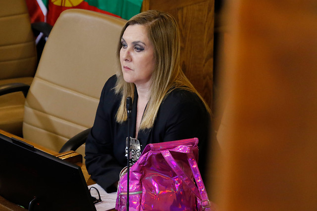 Pamela Jiles por feriado en el Congreso: “Están muriendo chilenos y se van de guata al sol” Pamela Jiles por feriado en el Congreso: