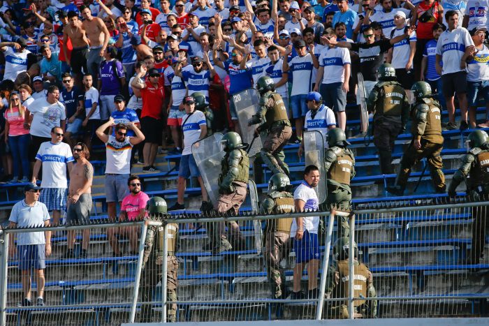 Serios incidentes entre Carabineros e hinchas marcaron el encuentro entre Universidad Católica y O’Higgins Serios incidentes entre Carabineros e hinchas marcaron el encuentro entre Universidad Católica y O’Higgins