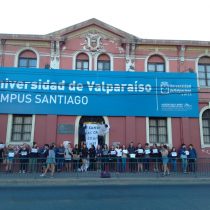 Secundarios se manifiestan en el frontis del Campus Santiago de la Universidad de Valparaíso para exigir la cancelación de la PSU