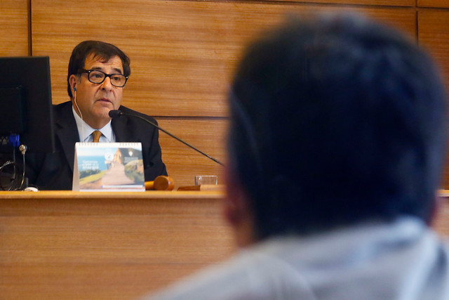 Prohibición de acercarse a la víctima y firma mensual para sujeto que le reventó un huevo en la cabeza a gobernadora de Valparaíso Prohibición de acercarse a la víctima y firma mensual para sujeto que le reventó un huevo en la cabeza a gobernadora de Valparaíso