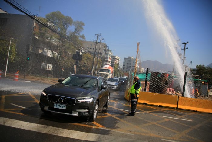 Error en los trabajos de construcción de la Autopista Américo Vespucio Oriente provocó gran rotura de matriz de agua en Las Condes Error en los trabajos de construcción de la Autopista Américo Vespucio Oriente provocó gran rotura de matriz de agua en Las Condes