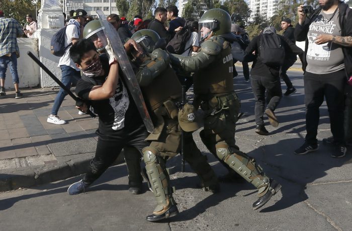 Carabineros detiene a 31 personas durante segunda jornada de incidentes en Viña del Mar Carabineros detiene a 31 personas durante segunda jornada de incidentes en Viña del Mar