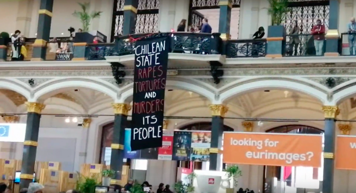 Revista estadounidense especializada en cine destaca las protestas en apoyo al estallido social en la Berlinale Revista estadounidense especializada en cine destaca las protestas en apoyo al estallido social en la Berlinale
