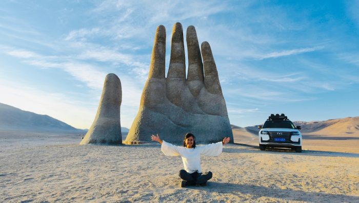 La mujer que recorre el mundo a bordo de un Changan La mujer que recorre el mundo a bordo de un Changan