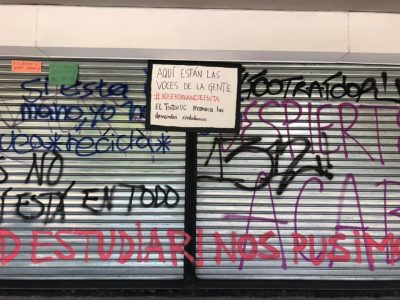 Polémica en Teatro UC: desconocidos borraron graffittis que la entidad se había negado a borrar