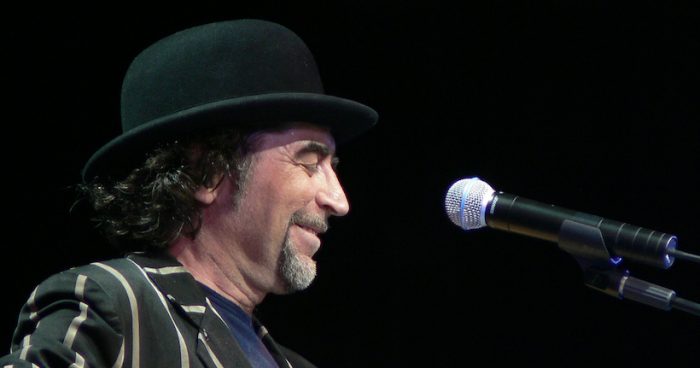 Joaquín Sabina es operado con éxito de un coágulo cerebral tras caerse del escenario Joaquín Sabina es operado con éxito de un coágulo cerebral tras caerse del escenario