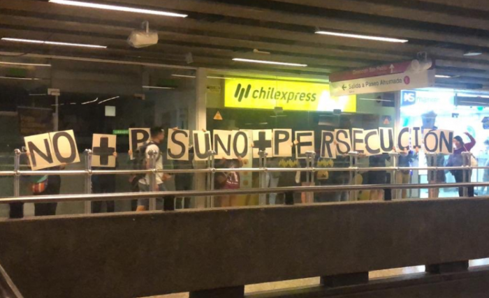 Estudiantes se toman estaciones de Metro para manifestarse en contra de la PSU Estudiantes se toman estaciones de Metro para manifestarse en contra de la PSU
