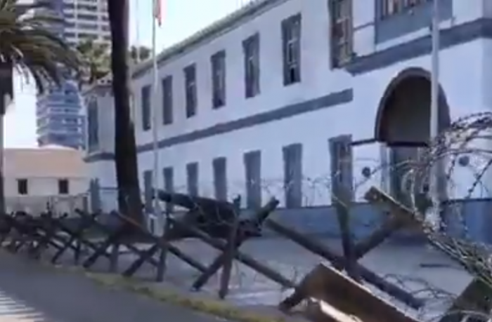 Ejército justifica instalación de alambrado de púas en cuartel de Iquique: 