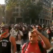 Choques con Carabineros e incendio de vivienda en Vicuña Mackenna marcan nuevo viernes de protesta en Plaza de la Dignidad