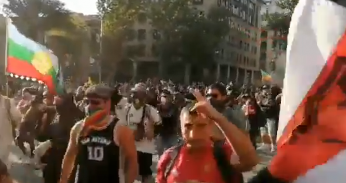 Choques con Carabineros e incendio de vivienda en Vicuña Mackenna marcan nuevo viernes de protesta en Plaza de la Dignidad Choques con Carabineros e incendio de vivienda en Vicuña Mackenna marcan nuevo viernes de protesta en Plaza de la Dignidad