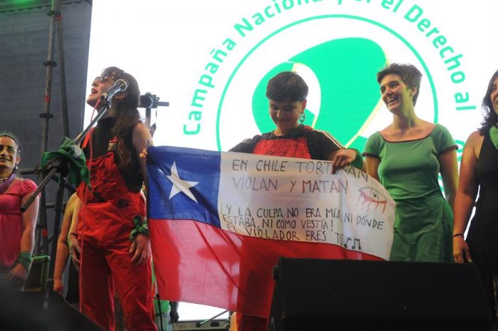 “El violador sos vos”: Las Tesis adaptan su famoso himno en apoyo al “Pañuelazo Verde” por el aborto libre en Argentina “El violador sos vos”: Las Tesis adaptan su famoso himno en apoyo al “Pañuelazo Verde” por el aborto libre en Argentina