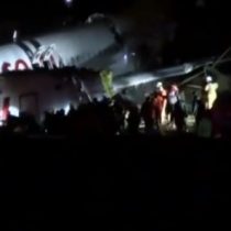 Espectacular accidente en Turquía: avión de pasajeros se parte al aterrizar sin causar víctimas fatales