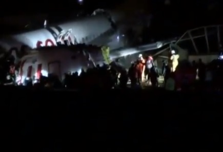 Espectacular accidente en Turquía: avión de pasajeros se parte al aterrizar sin causar víctimas fatales
