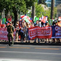 Puerta a puerta y encapuchados de Las Condes: comandos por el Apruebo y el Rechazo a la nueva Constitución hicieron campaña en Santiago