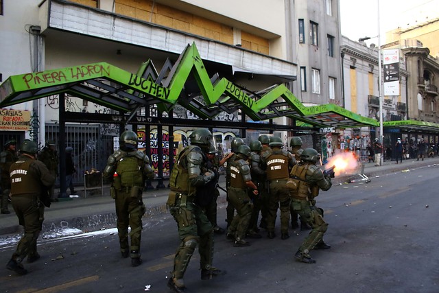 Nueva víctima en Plaza de la Dignidad: confirman muerte de manifestante que según testigos fue impactado por lacrimógena de Carabineros Nueva víctima en Plaza de la Dignidad: confirman muerte de manifestante que según testigos fue impactado por lacrimógena de Carabineros