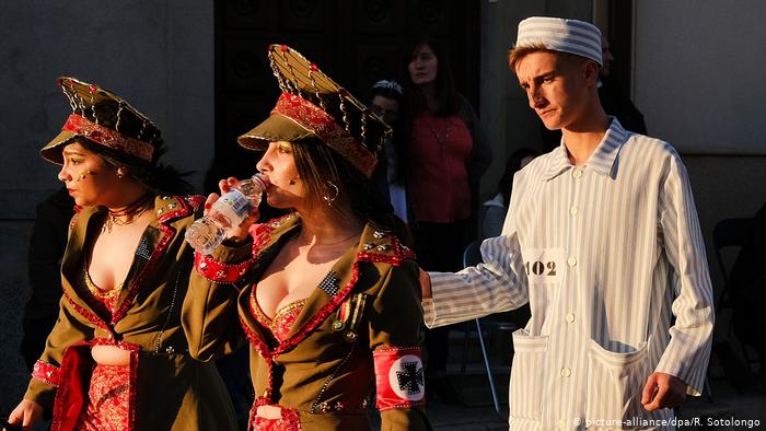 Indignación por desfile de carnaval con nazis y víctimas del Holocausto en España Indignación por desfile de carnaval con nazis y víctimas del Holocausto en España