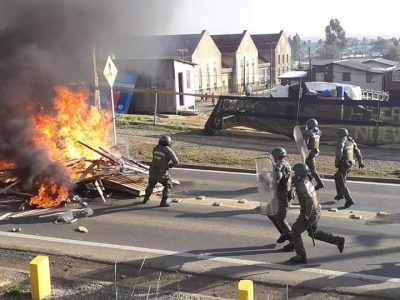 Autoridades critican a Carabineros por violento desalojo con retroexcavadora de campamento en Osorno Autoridades critican a Carabineros por violento desalojo con retroexcavadora de campamento en Osorno