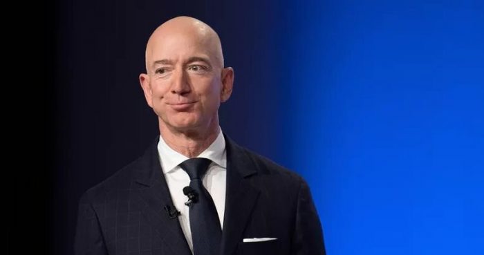 “Una mano no puede dar lo que la otra está quitando”: trabajadores de Amazon critican a Jeff Bezos por donación a fondo contra el cambio climático “Una mano no puede dar lo que la otra está quitando”: trabajadores de Amazon critican a Jeff Bezos por donación a fondo contra el cambio climático
