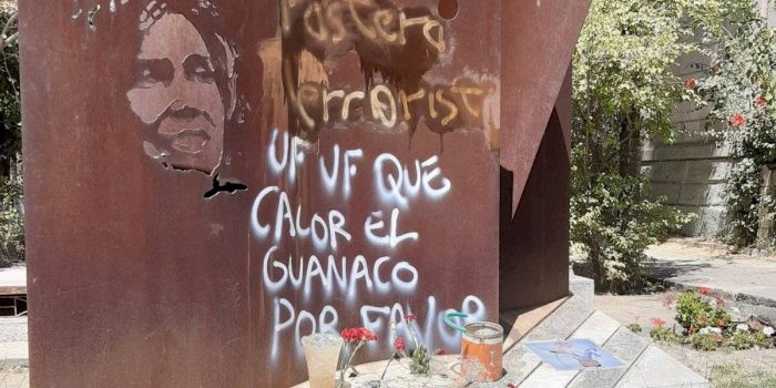 Profanan con rayados la tumba de Gladys Marín en el Cementerio General Profanan con rayados la tumba de Gladys Marín en el Cementerio General
