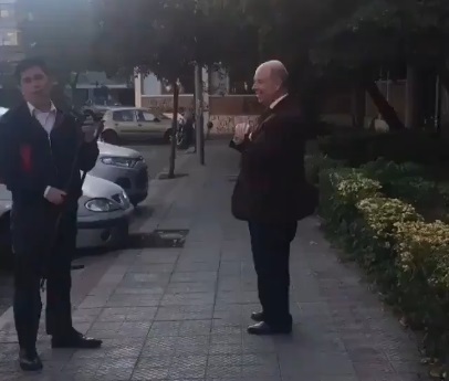 Mujer expulsa a hombre que realizaba campaña por el rechazo constitucional en su barrio Mujer expulsa a hombre que realizaba campaña por el rechazo constitucional en su barrio
