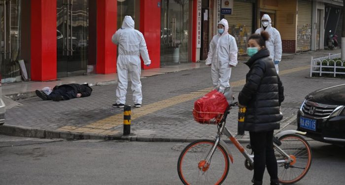 La foto de un hombre muerto en plena calle de Wuhan revela el temor y la crisis por el coronavirus en China La foto de un hombre muerto en plena calle de Wuhan revela el temor y la crisis por el coronavirus en China