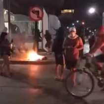 Manifestaciones al exterior de estación de Metro Los Quillayes terminan con incendio
