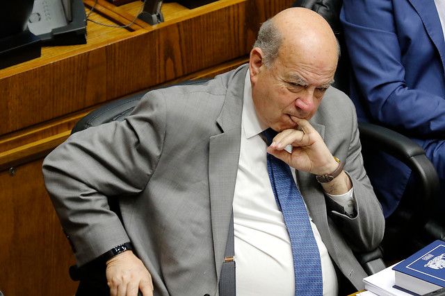 Frente Amplio ironiza sobre la elevada edad promedio de las 231 figuras exconcertacionistas que firmaron carta llamando a un nuevo Acuerdo Nacional Frente Amplio ironiza sobre la elevada edad promedio de las 231 figuras exconcertacionistas que firmaron carta llamando a un nuevo Acuerdo Nacional
