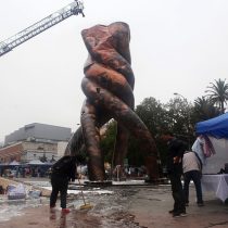 Obra podría ser retirada: Jorge Sharp anuncia querella contra responsables de incendio a monumento de Valparaíso