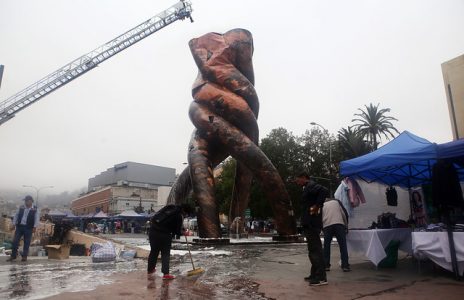 Obra podría ser retirada: Jorge Sharp anuncia querella contra responsables de incendio a monumento de Valparaíso