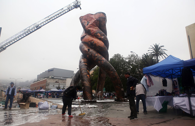 Obra podría ser retirada: Jorge Sharp anuncia querella contra responsables de incendio a monumento de Valparaíso Obra podría ser retirada: Jorge Sharp anuncia querella contra responsables de incendio a monumento de Valparaíso