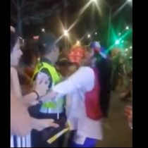 Mujer que acosó a policía en carnaval colombiano provocó amplio rechazo 