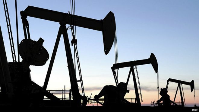 Precio del petróleo se desploma casi un 20 %, hasta mínimos de 1999 Precio del petróleo se desploma casi un 20 %, hasta mínimos de 1999