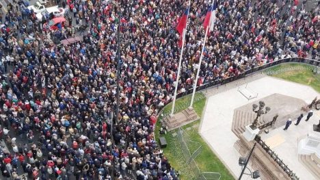 Valparaiso: exoficiales de la Armada protagonizan acto de desagravio tras ataque a monumento a los Héroes de Iquique